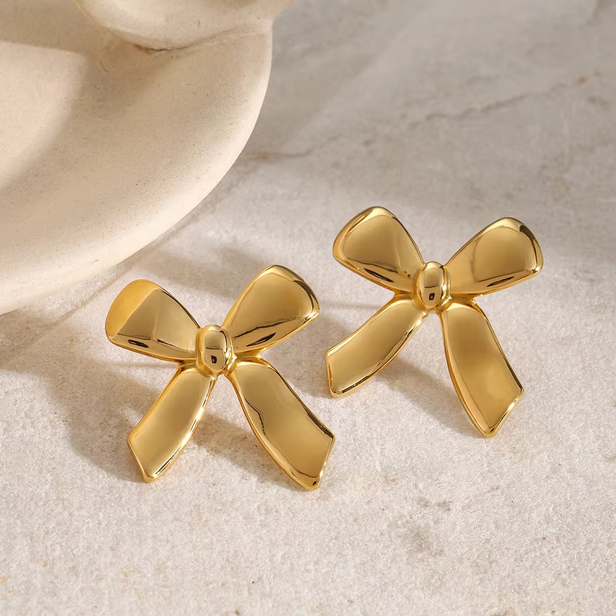 Charming Bow 18K Gold Stud Earring